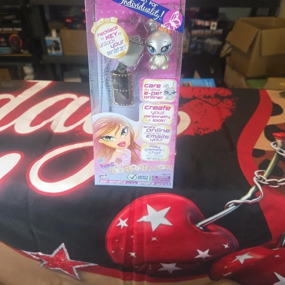 BRATZ USBDrive & Silver Bunny Charm - Pink Packaging